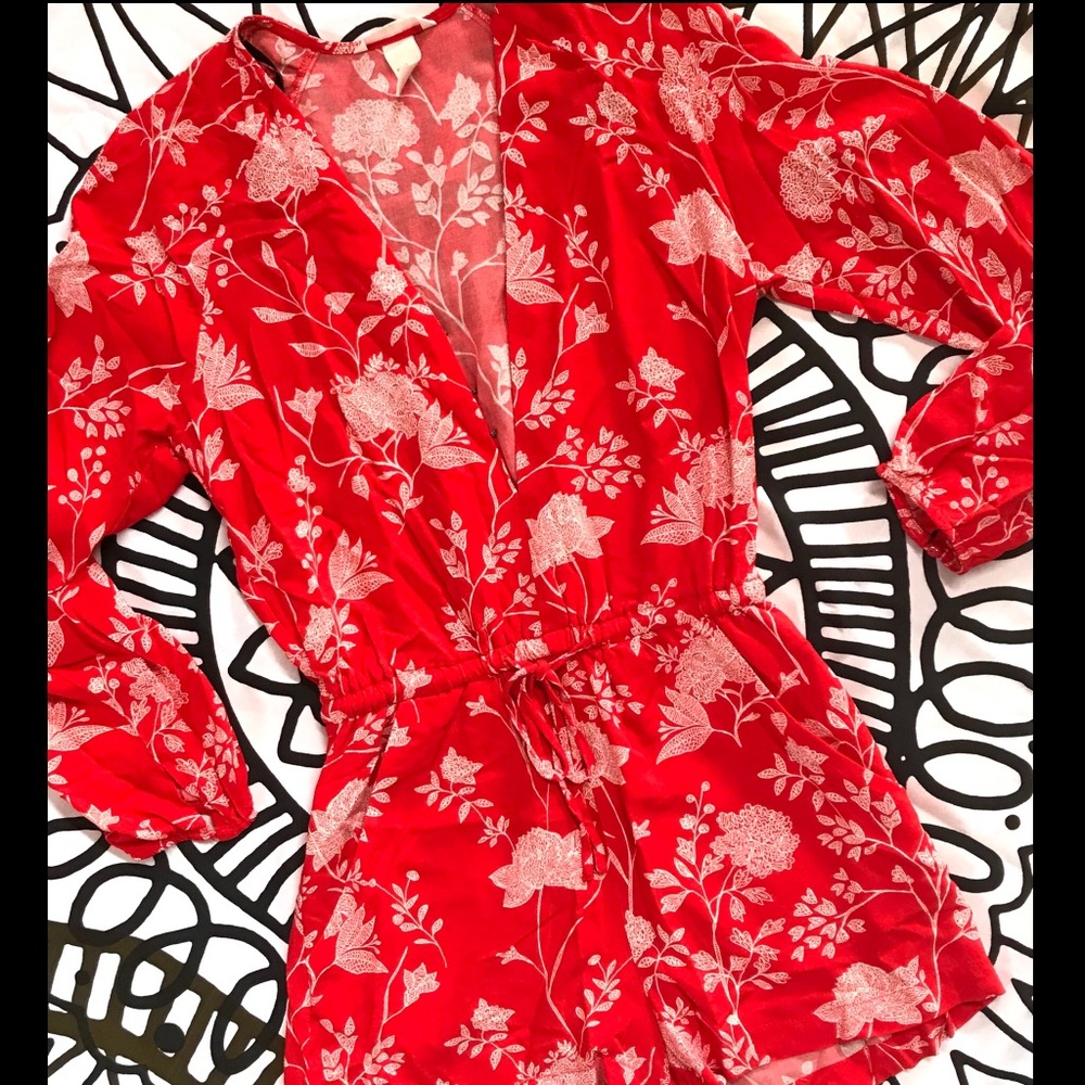 H&M Red White Floral Print LS Deep Vnk Romper SZ 4
